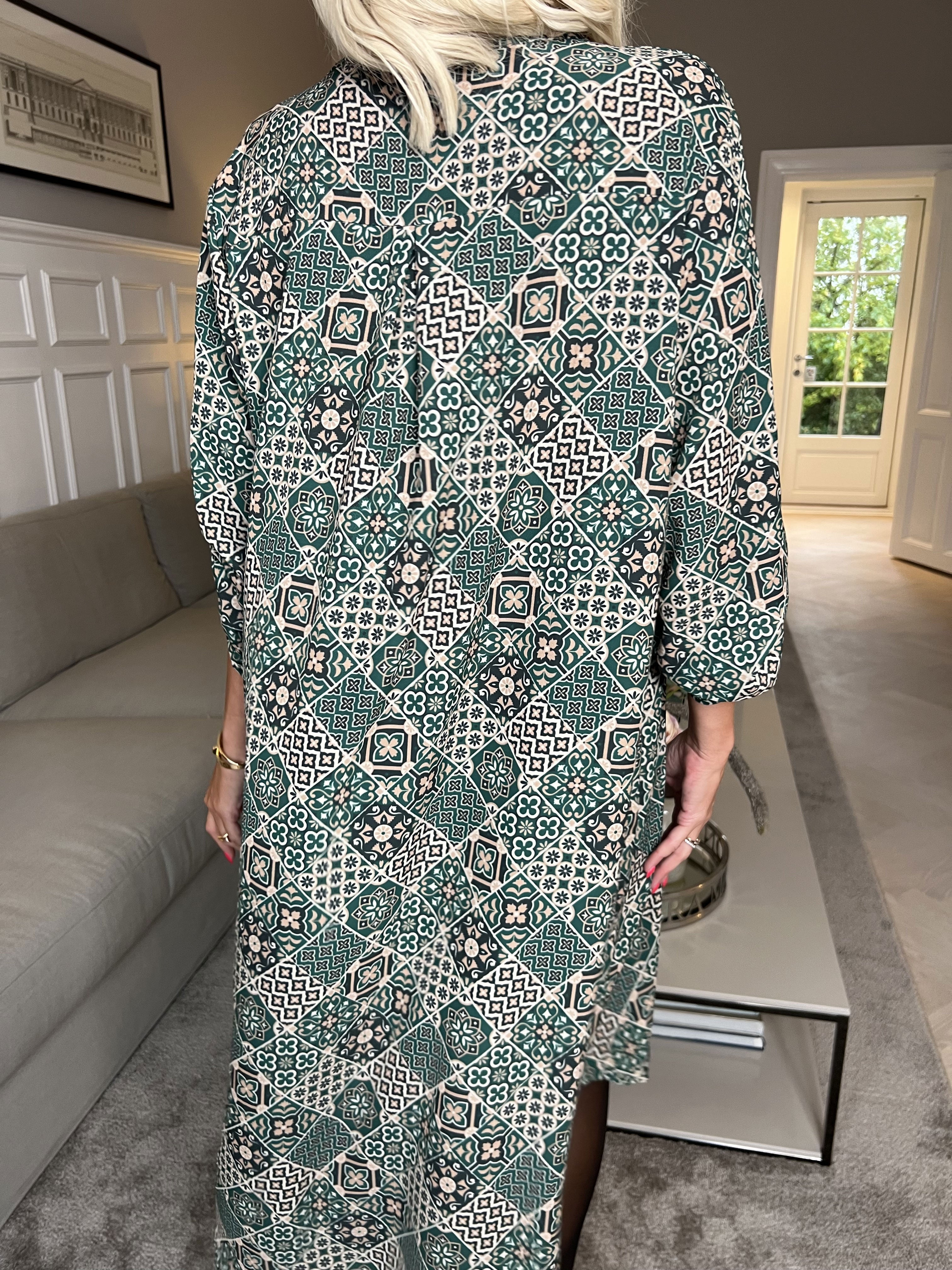 Vanesa Mosaic Long - Lätt och luftig mönstrad klänning